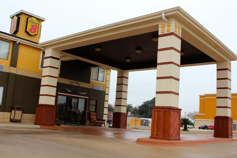 Super 8 By Wyndham Victoria/North/Mall Area Exterior photo