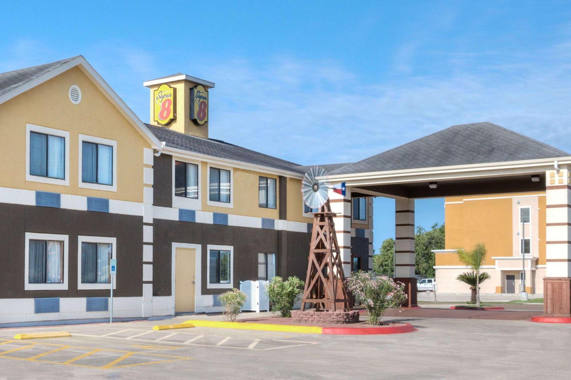 Super 8 By Wyndham Victoria/North/Mall Area Exterior photo